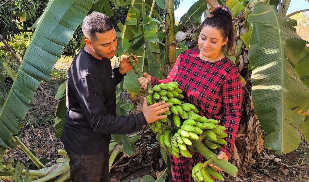 Nós dois na rotina da fazenda com dedicação e alegria.