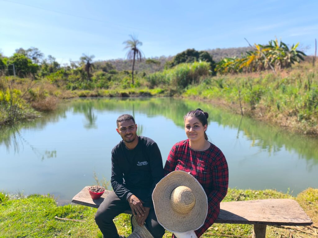 Nós dois na rotina da fazenda com dedicação e alegria.