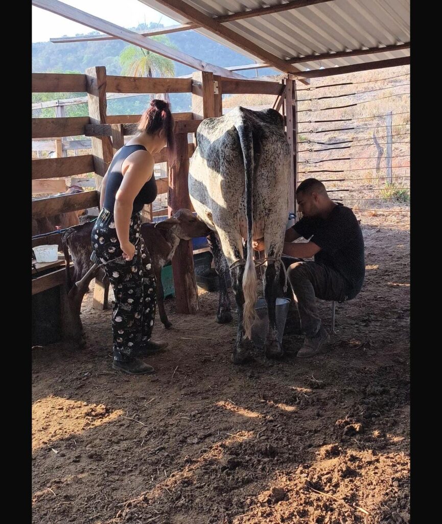 Nós dois na rotina da fazenda com dedicação e alegria.
