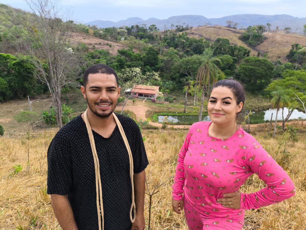 Nós dois na rotina da fazenda com dedicação e alegria.