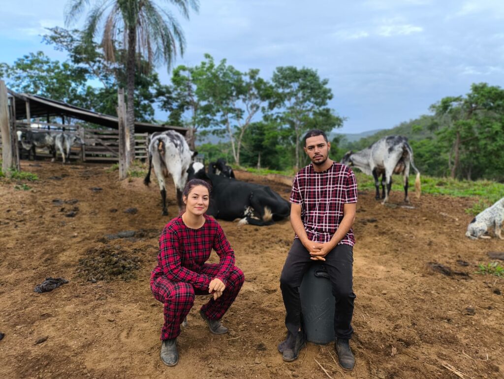 Casal aguardando o horário da ordenha